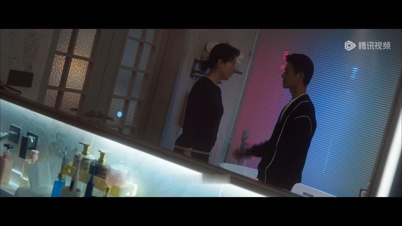 美人余余梦估计在厕所门口都听了很久了，突然的推门进来让狄立人卢慧措手不及，余梦就