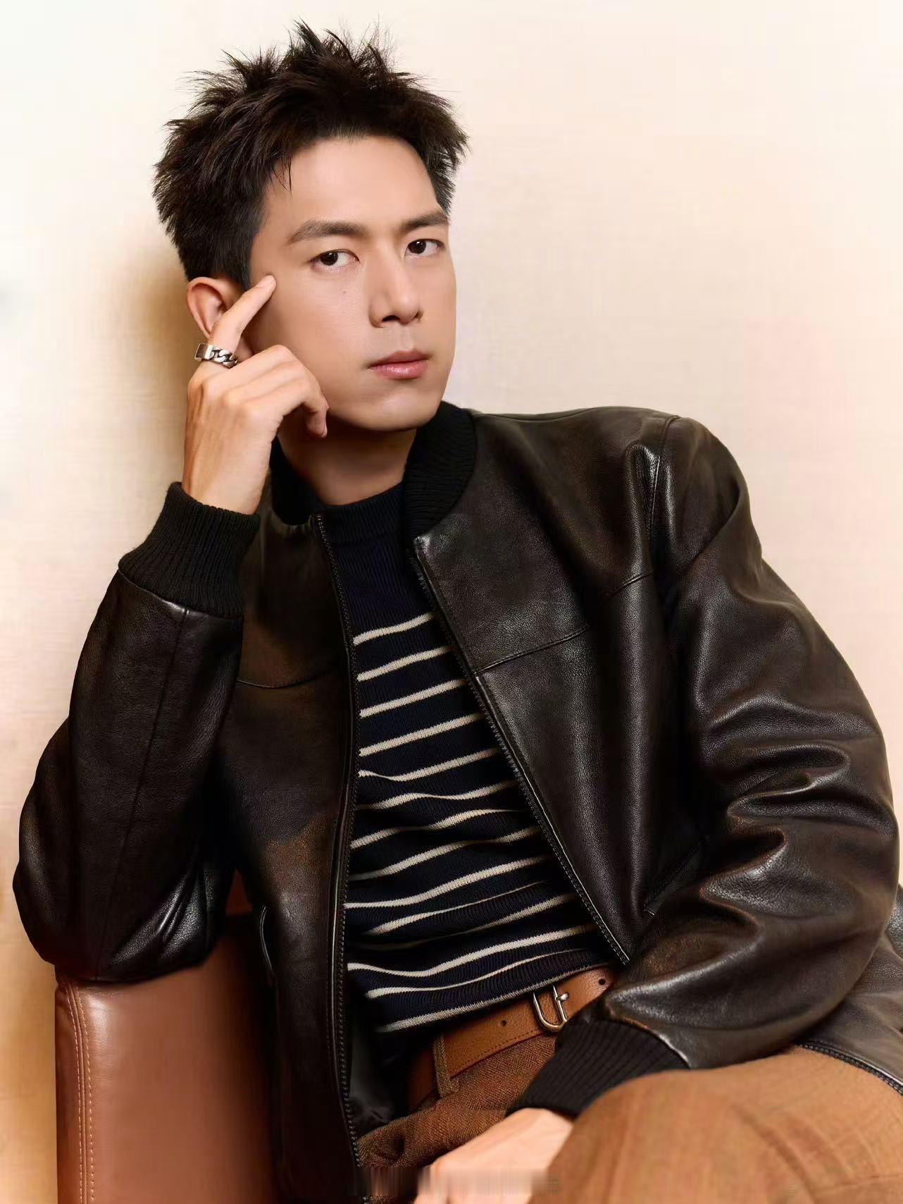 李现Prada米兰看秀造型李现黑皮衣咖色西裤李现黑皮衣咖色西裤，好看的，[送花花