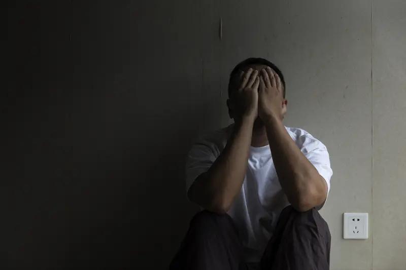 10月11日，西安一男子嫖娼时，刚付完嫖资就遇到警察敲门，女子逃跑从12楼失足坠