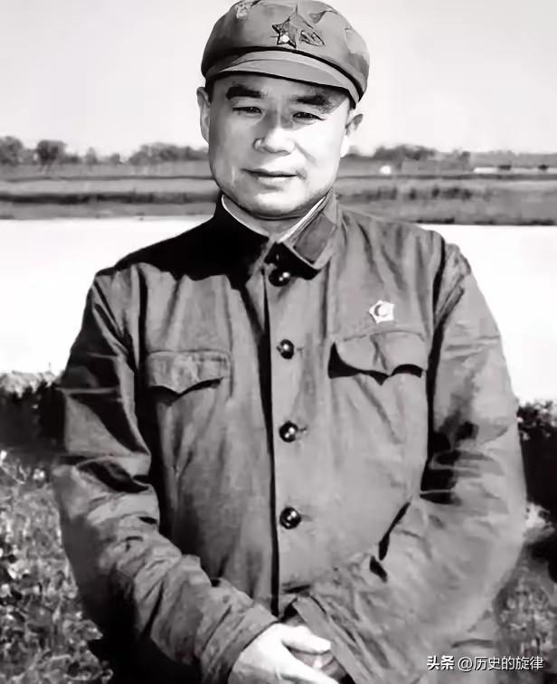 1938年怪事！一个副团长配6名警卫员，徐向前震怒要追责，陈赓连忙解释缘由
 