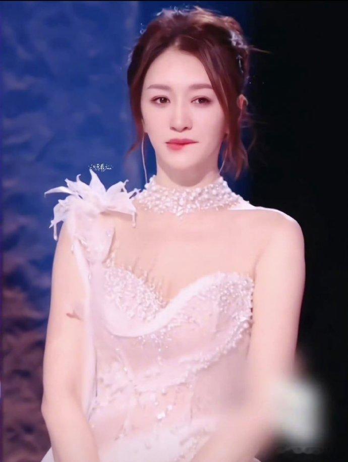建议把李小冉打包去密逃 被李小冉的勇敢狠狠戳到，别人被吓得惊慌失措，她从容淡定。