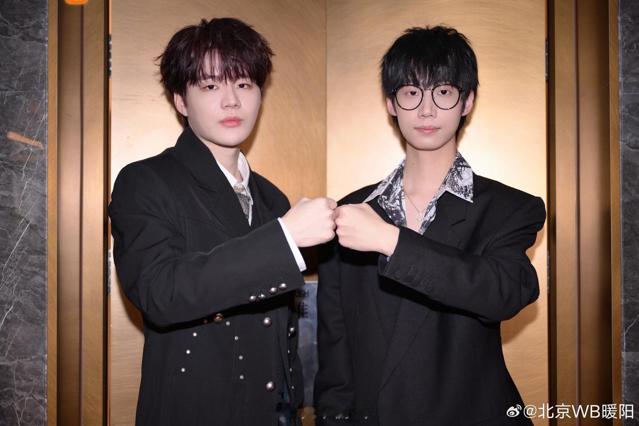 #刘青松和暖阳合影# 

@北京WB暖阳 ：年会见到了同事，我俩都有点小紧张[吐