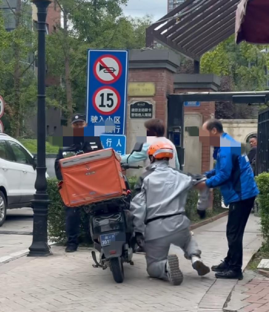 外卖小哥下跪趴地上给保安大叔磕头。
应该为了骑电动车进小区，情急之下无奈之举！车