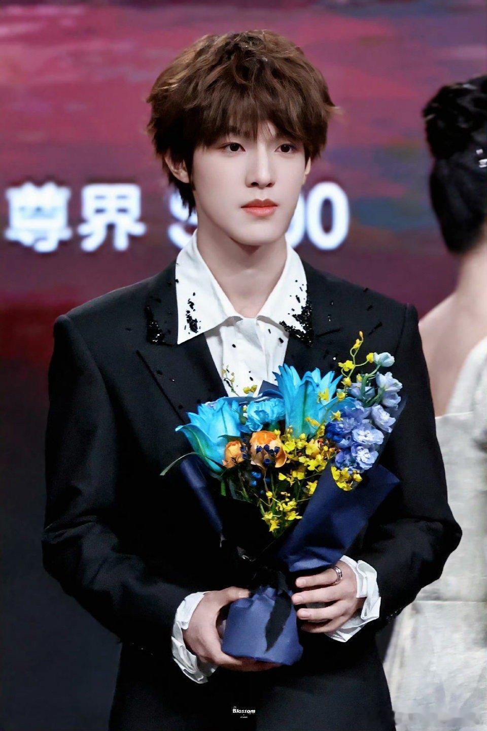 张泽禹临场反应力直接给到夯张泽禹紧急踢走舞台杂物舞台出现突发杂物时，张泽禹反应速