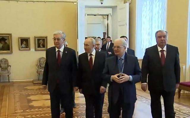 普京真聪明，12月22日，中亚五国从日本来到俄罗斯后，普京直接把会议地点定在圣彼