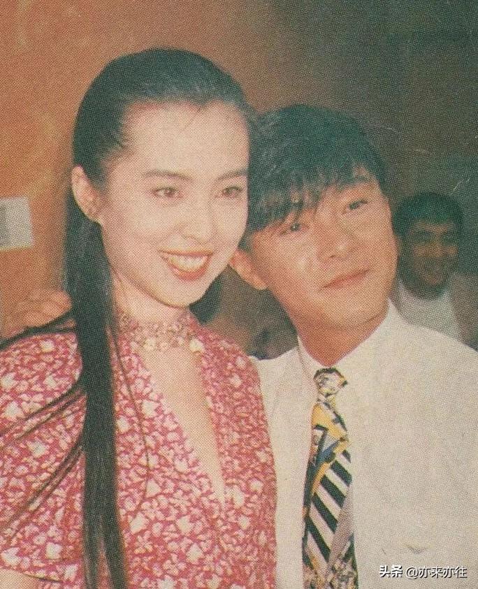 老照片欣赏：  90年代，年轻的张卫健和年轻的王祖贤同框合影；

从照片中可以看