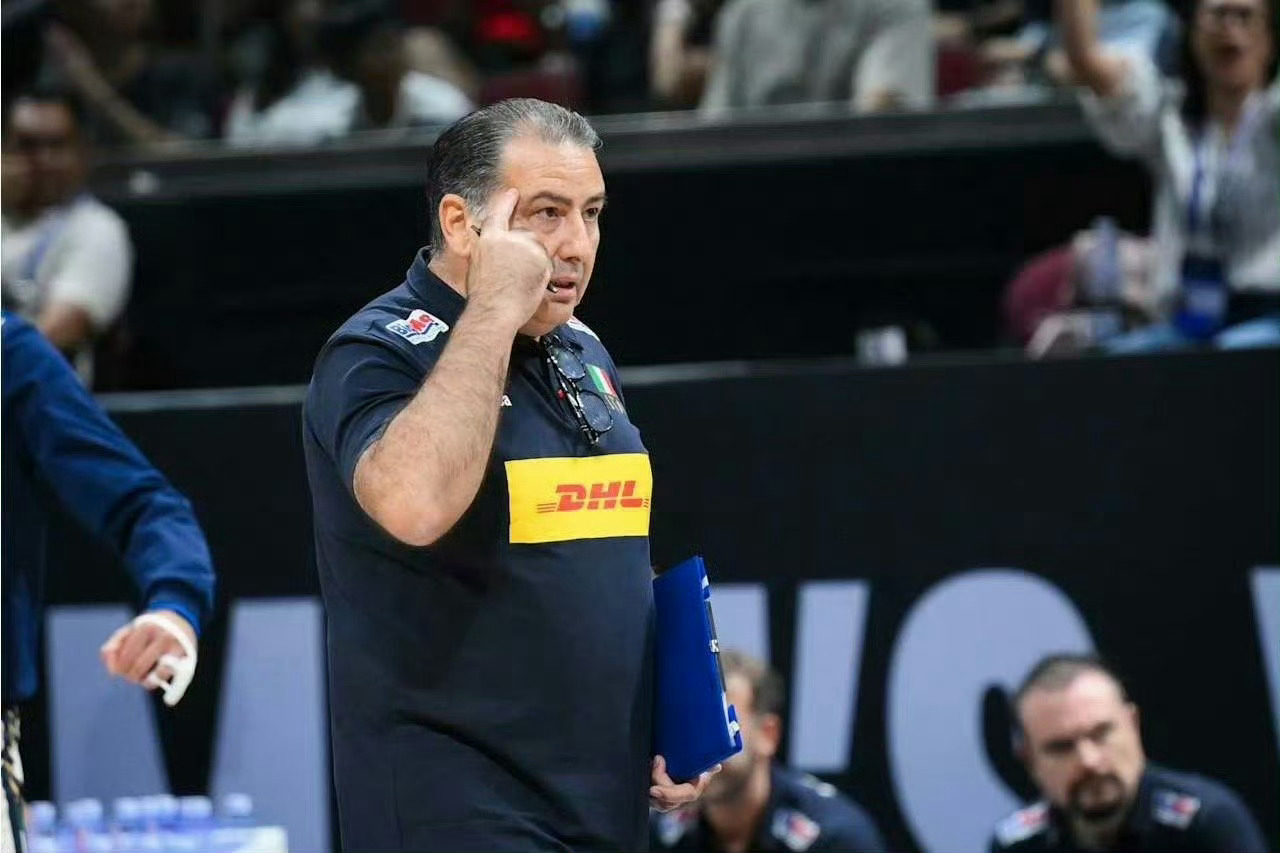 意大利男排主教练费尔迪南多·德·乔治荣获2025年《米兰体育报》年度最佳教练奖国