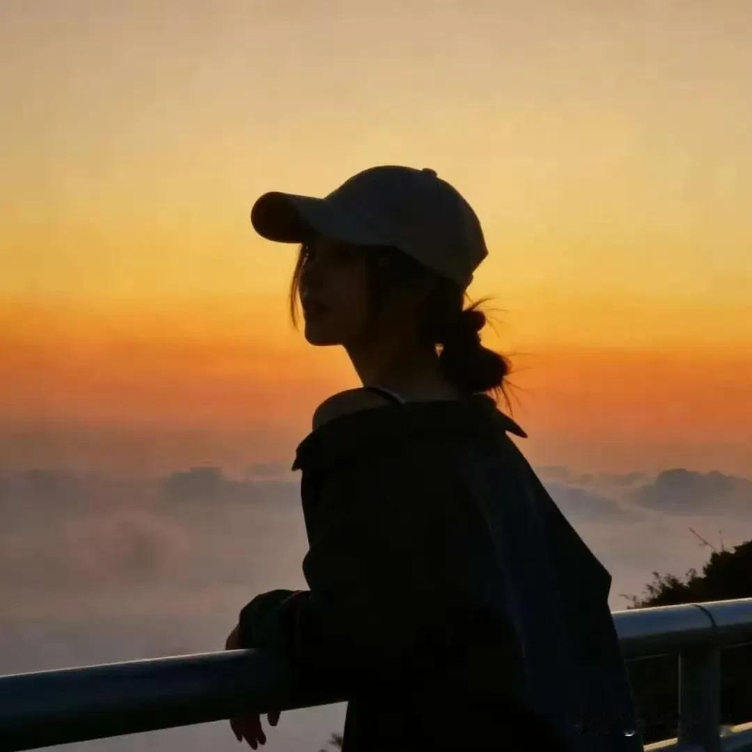 发现没有，
只要你不伺候老公，
那最后伺候他的人，
一定是他自己。

生活里很多