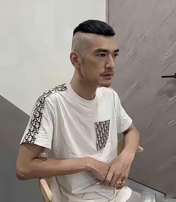 果然还是男人最懂男人！我凑到老公跟前问：金城武消失7年跑去乡下种菜，连大导演的戏