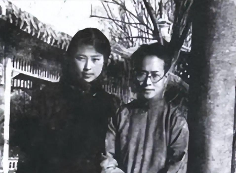 1949年，沈从文割破手腕，又喝煤油自尽，被送进医院。他想拉妻子张兆和的手，却被
