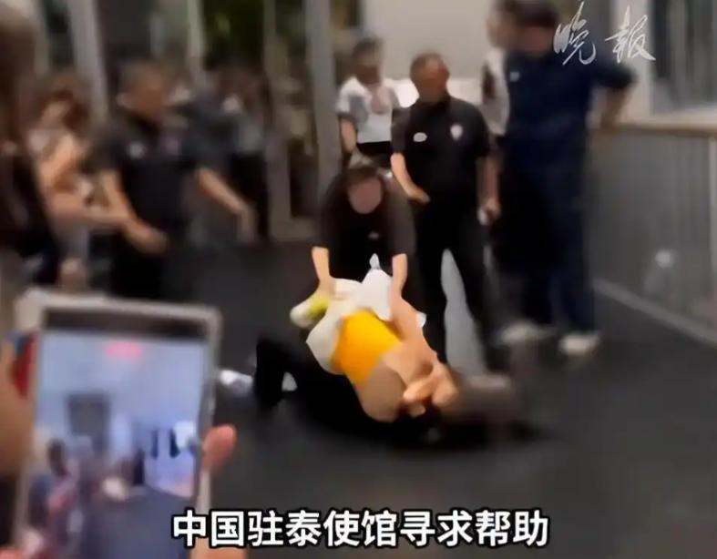 近日，中国女粉丝在泰国GMM书展现场遭安保暴力拖拽事件持续发酵，一场普通的排队纠