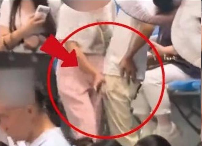 男子当众猥亵多名女性，现场画面太炸裂，恶意顶胯摩擦，警方回应。



大型演唱会