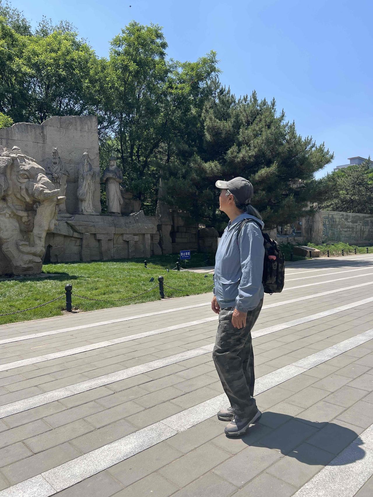 一位74岁老人，退休后爱上了拍鸟。每年8个月在世界各地巡鸟，已经走了138个国家