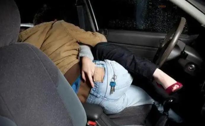 山东，一女子与已婚男同事发生了不正当关系，被男子妻子发现后，两人都与原配离婚，并