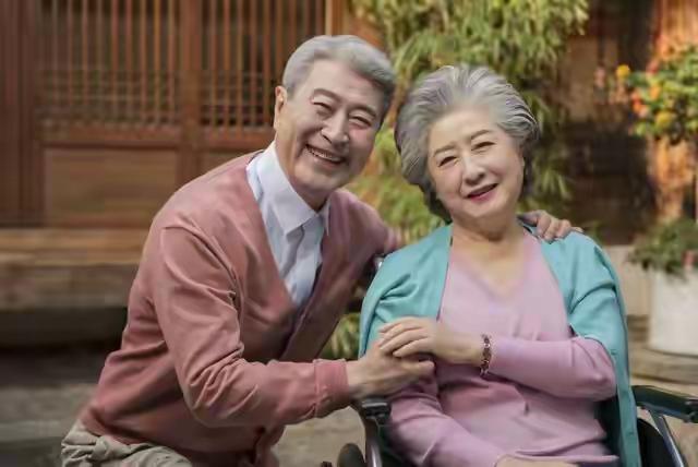 人老了以后到底靠谁养老才最靠谱，这个问题很多人到了中年都会反复想。很多人一辈子都