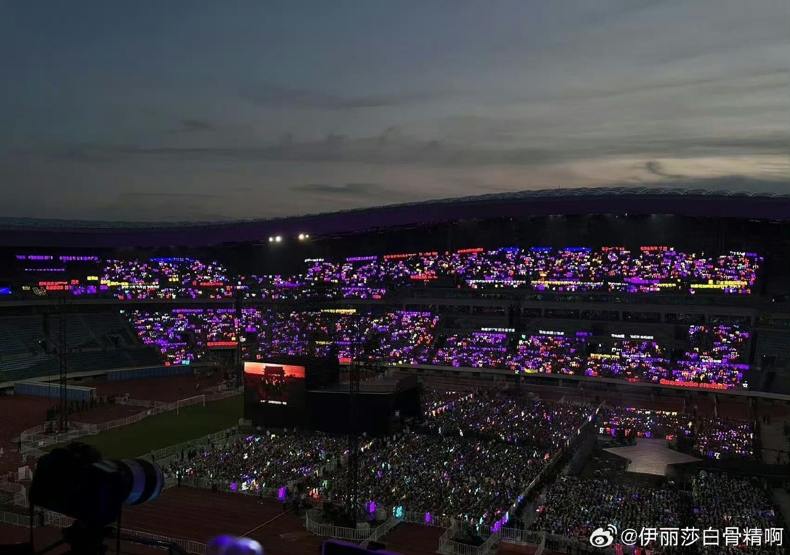 马嘉祺半壁紫海 宋亚轩半场青海 马嘉祺宋亚轩灯牌汇成星海，每一盏都在呐喊热爱，这