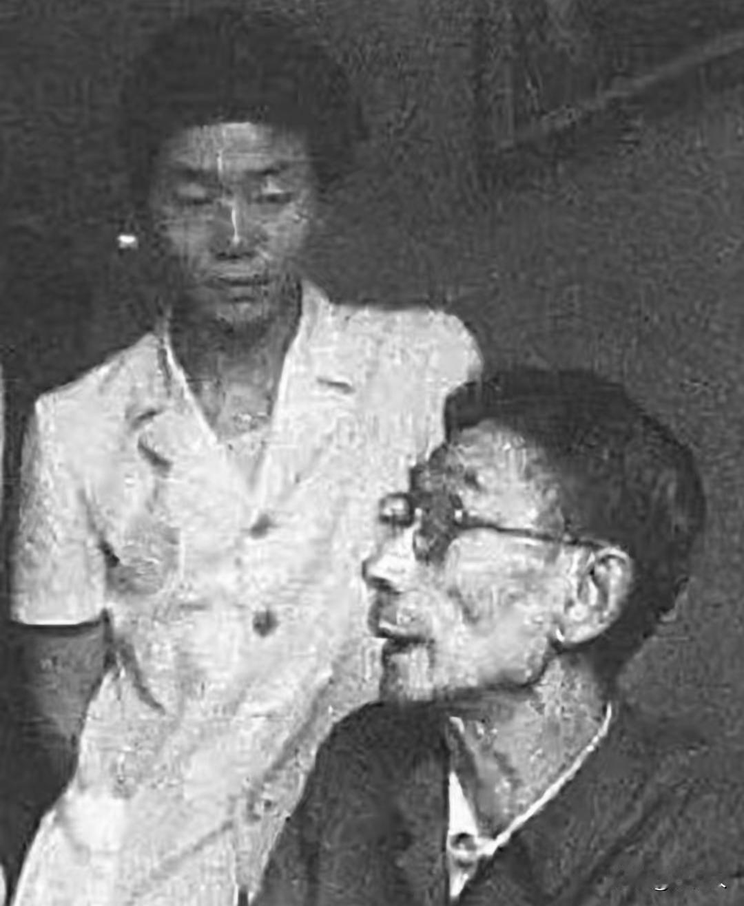 马三立和赵津生的一张留影，马三立正在给他讲解相声的门道，赵津生在一旁认真的听讲。