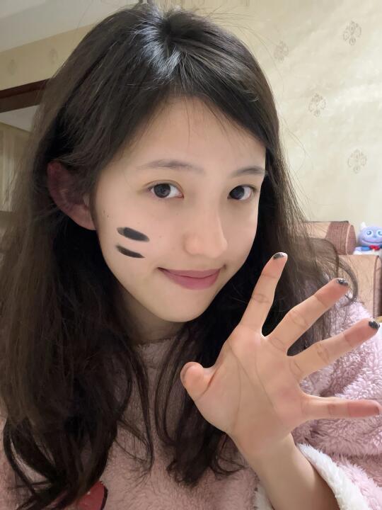 素颜好像也挺好看的，嘿嘿
