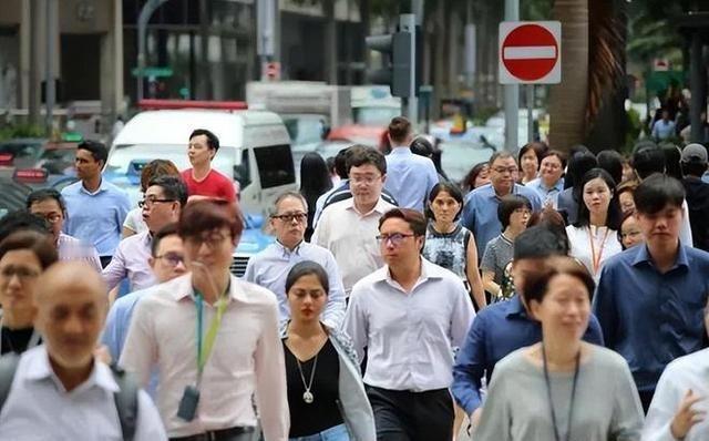 新加坡华人有一个特点，对自己华人刻薄残忍，但是对人多的印度和欧美人，就非常讨好顺