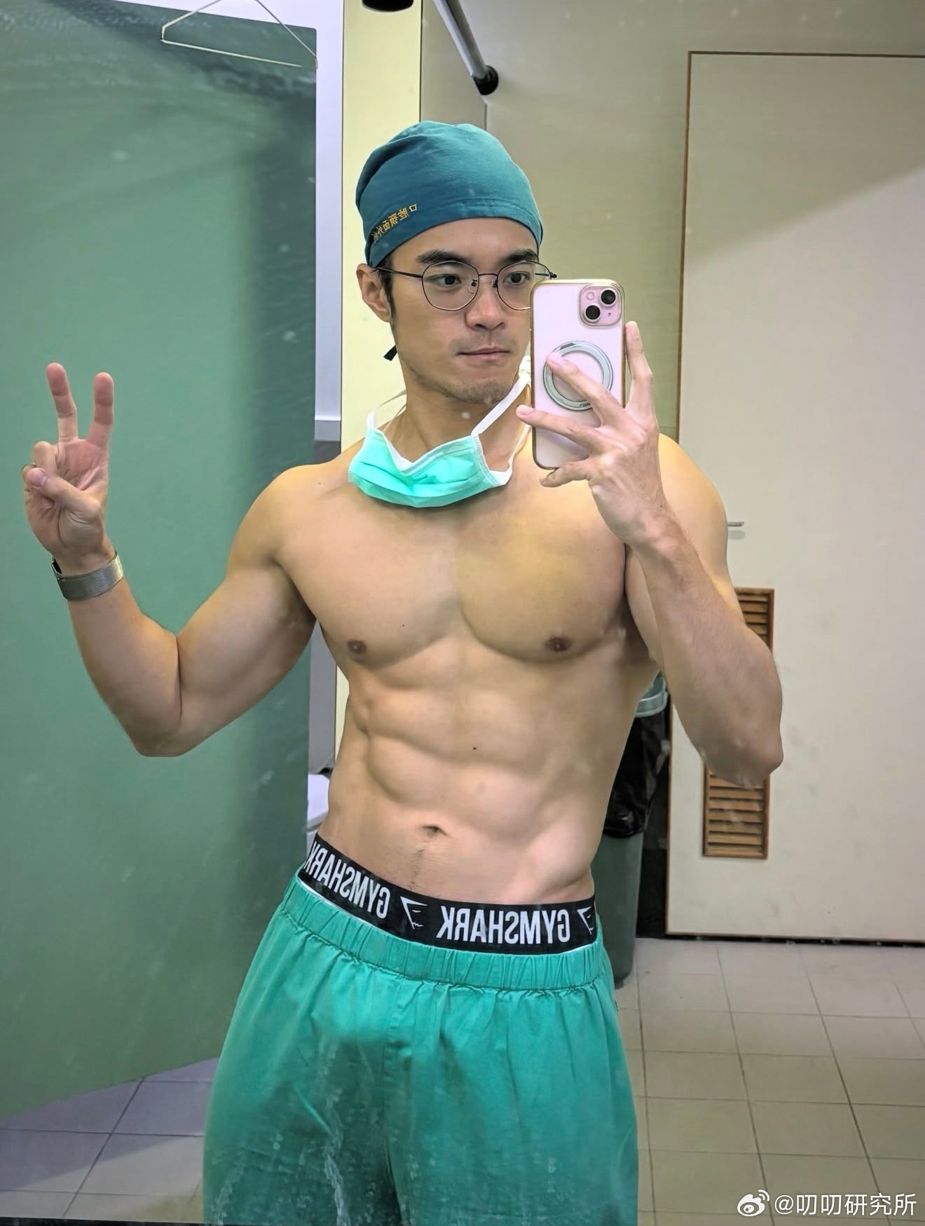 斯文眼镜肌肉外科医生，完全天菜 