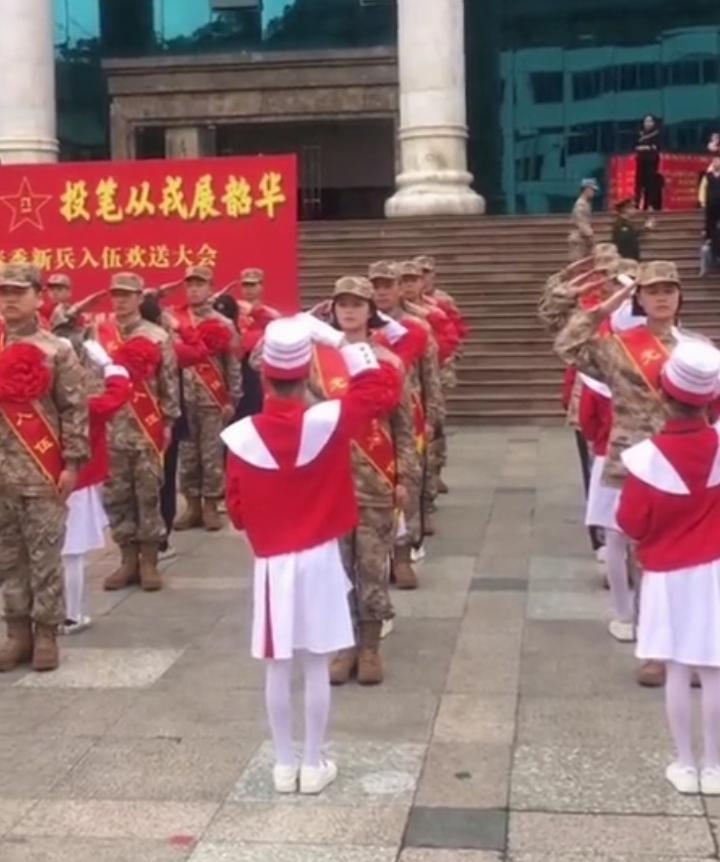 致敬广西女兵！万里挑一，
狼兵本色，为国出征！
 
广西女兵，万里挑一，
一身戎