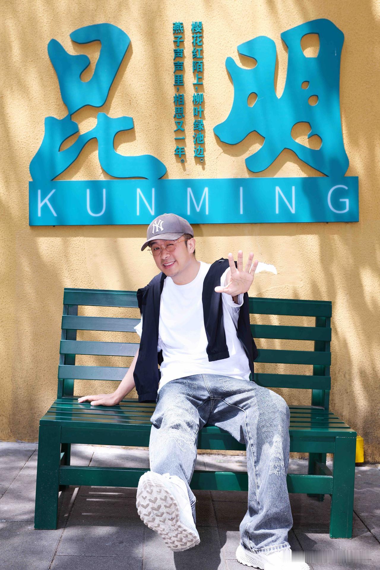 我坚定认为男人该做家务。家务不是女人的专属，男女平等，做家务是共同责任。
从家庭