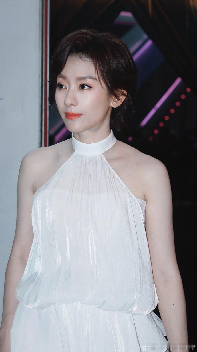 侯宇表情管理侯宇把老旦刻在骨子里了 侯宇舞台上太有辨识度，戏曲功底让她自带气场，