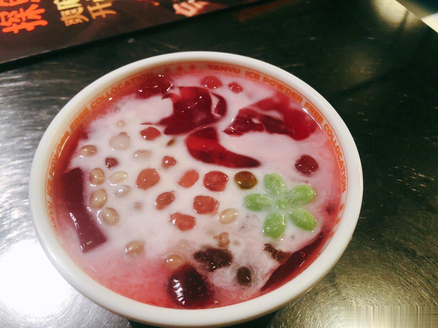 壹方城探鱼的自助冰粉真的太好吃了酒酿，芋圆，青稞爆珠珍珠鱼前吃一碗垫肚子鱼后吃一