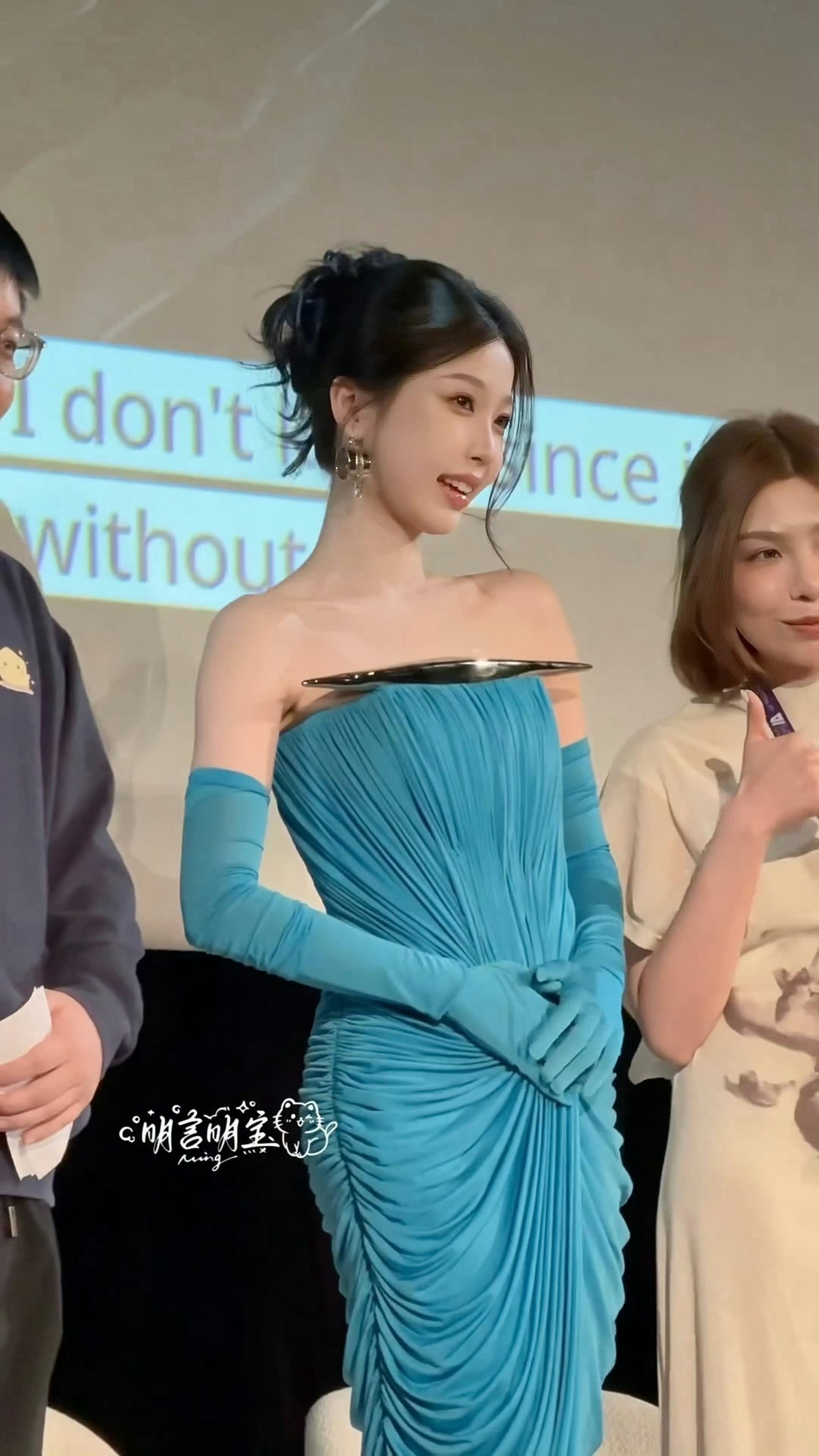 虞书欣戛纳蓝色妖姬造型好看耶，落落大方的 