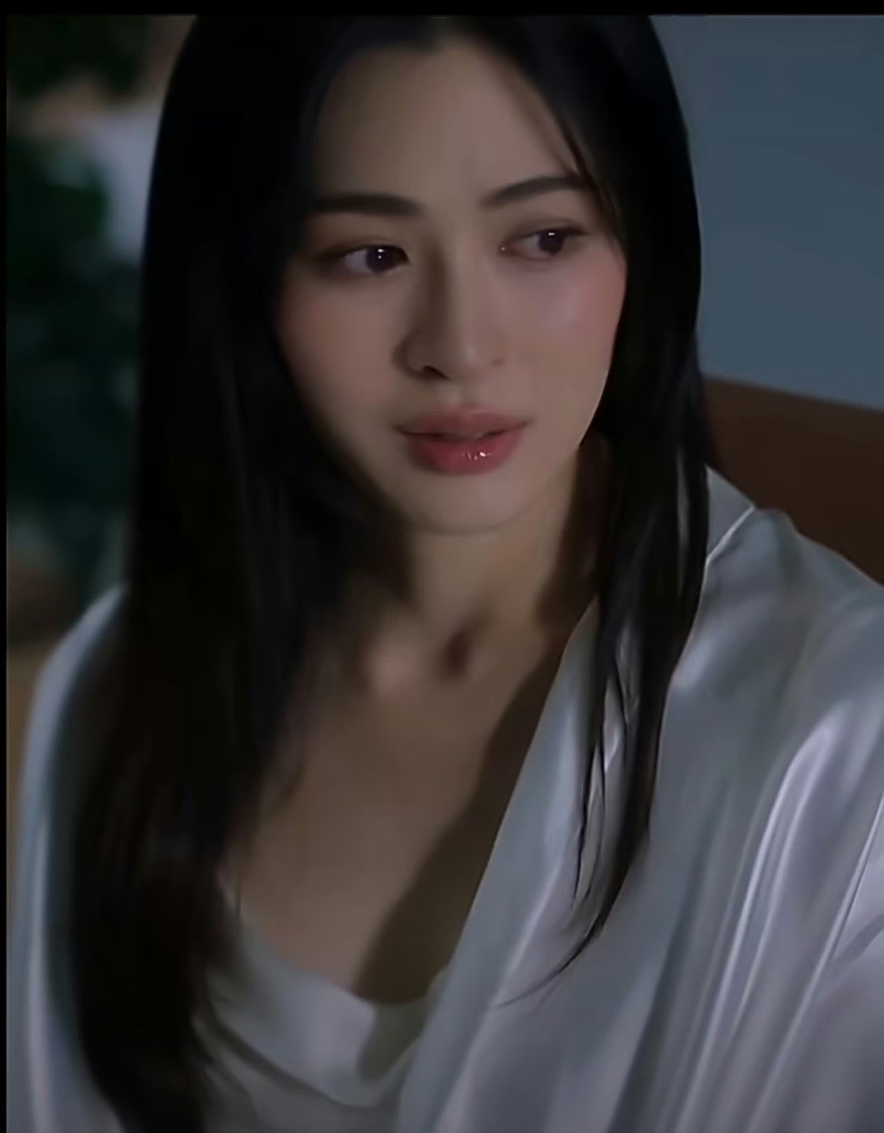 你一掉眼泪，世界都跟着湿了心。邝玲玲