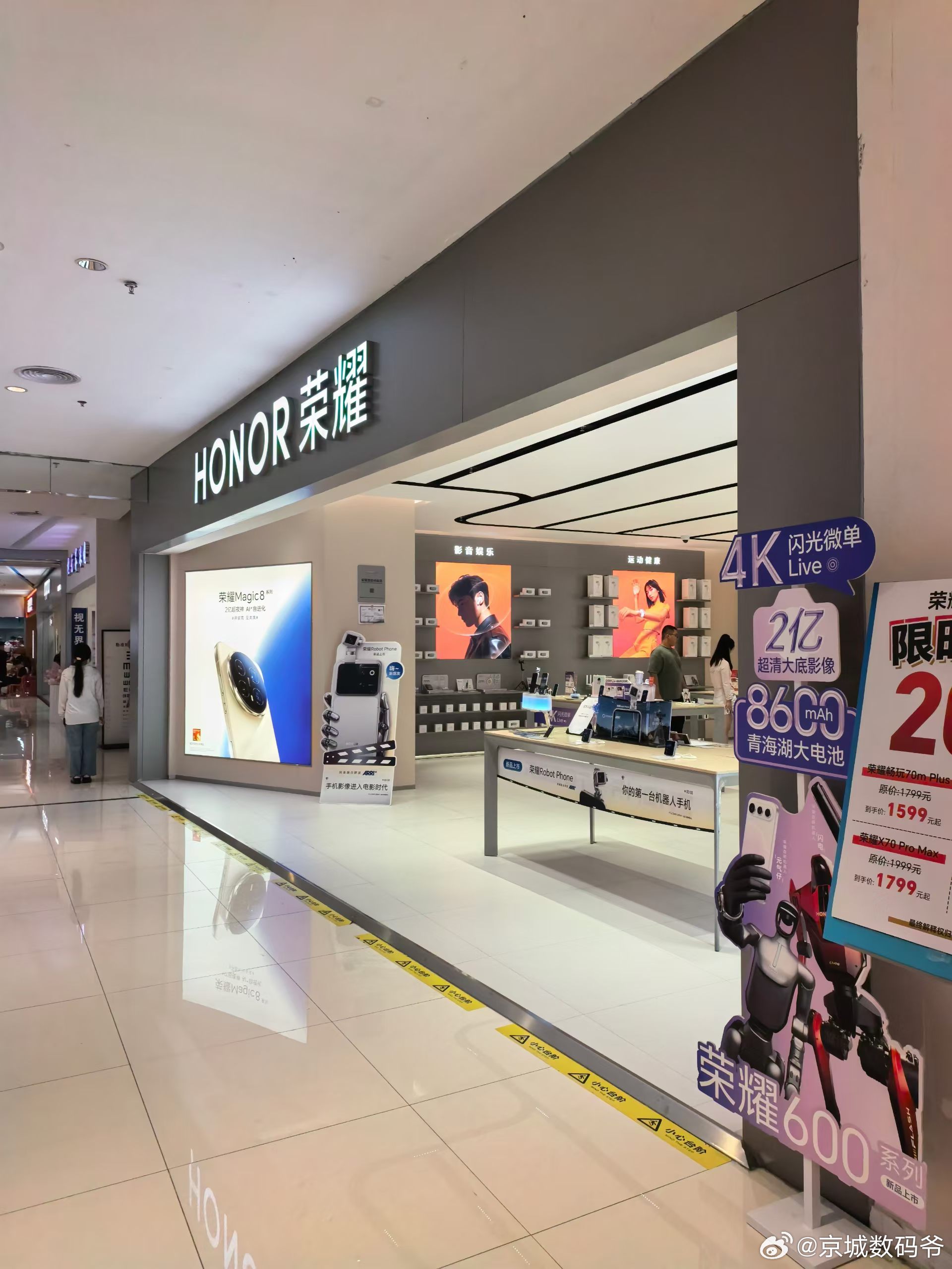 荣耀Robot Phone 门店秒空啊，得提前预定[允悲][允悲][允悲] ​​
