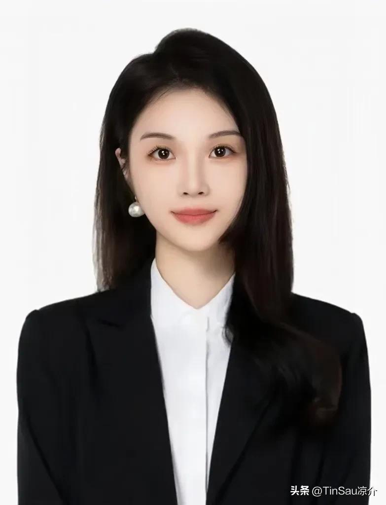 翁鑫怡，浙江东尼电子股份有限公司董事会秘书，1995年12月出生，年龄30岁，2