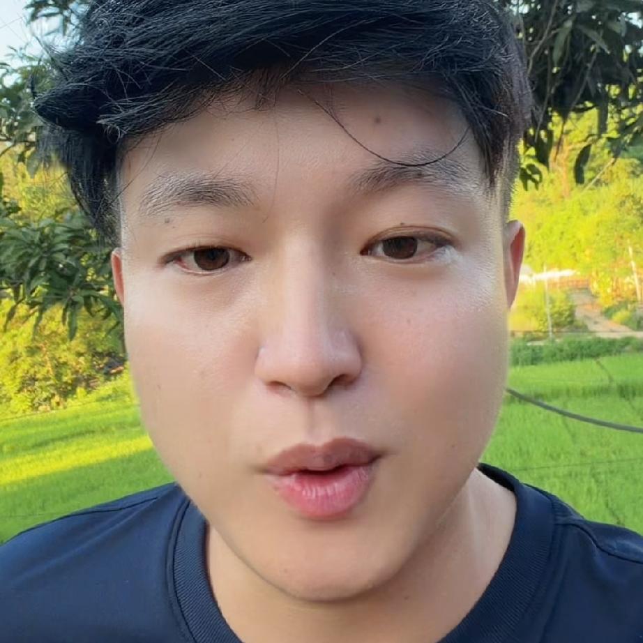 小松和秋秋在越南给五叔盖房子遇到了困难，引起大家的议论。都说小松为了流量给五叔建