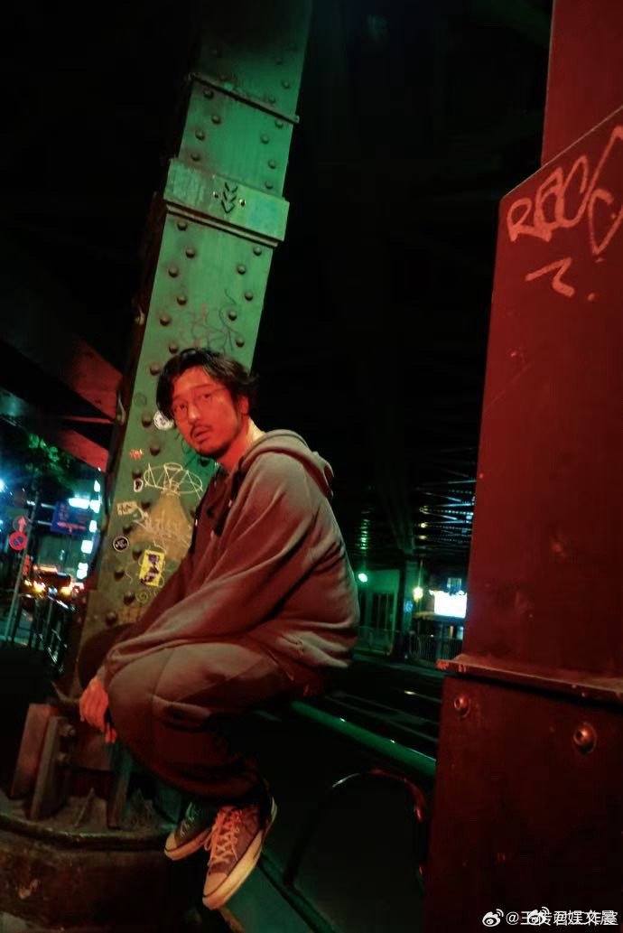 春树制片人3号就通知王传君是影帝 提前通知的做法虽然简单，却蕴含着深厚的人情味，