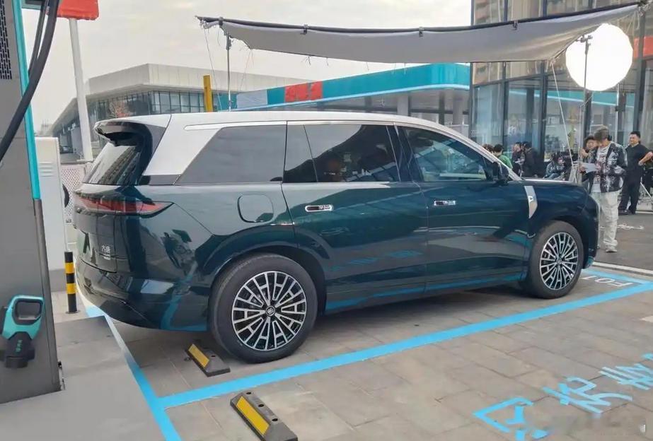 比亚迪全新车型大唐实车曝光 近日，一组比亚迪旗下尾标为“大唐”的SUV（以下暂称