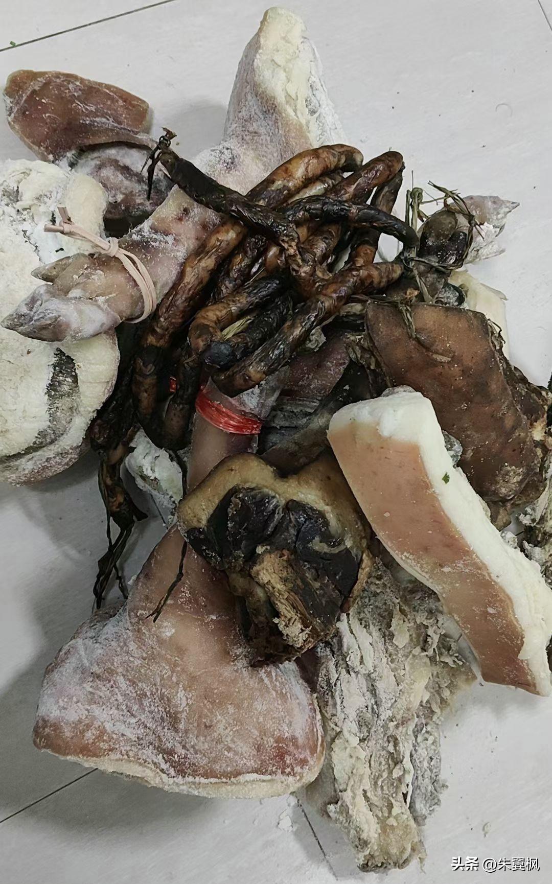 看看亲友们送的腊肉和香肠，还有其他一些土特产，真的是太丰盛了。这些肉都是他们用粮