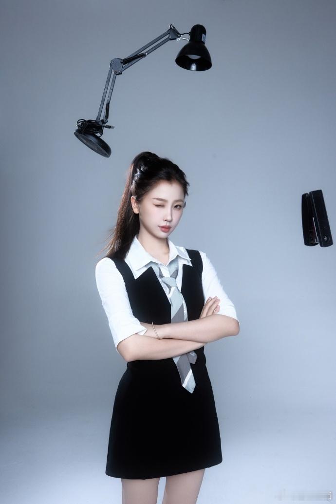 #虞书欣OL职业套装##虞书欣高马尾背带裙# 虞书欣穿着 OL 职业套装与高马尾