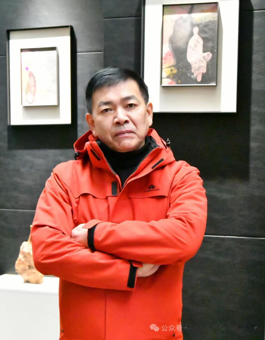 蓝光丨欣赏卢清绘画的点滴

我建议，好好品一品卢清的绘画。你可从细密的线条里看到