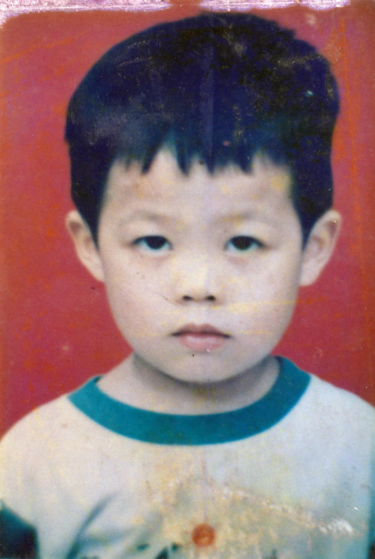 2002年3月25日下午放学陈越兴跟同学坐校车回家，跟平时一样在广州市天河区黄埔