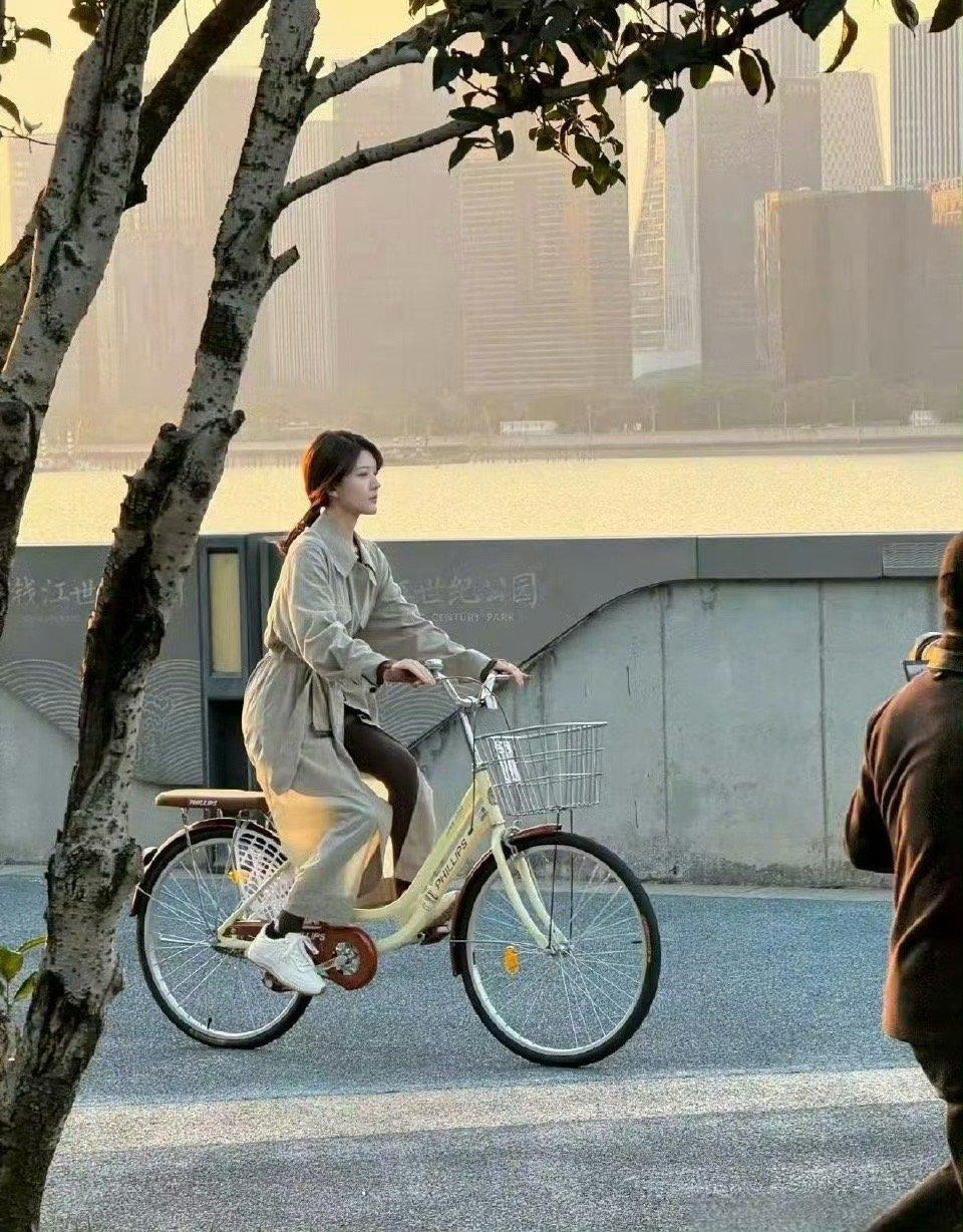 赵露思新剧依然是自己化妆 赵露思新剧，依旧自己上妆，魅力四溢。别踩她美貌，品味差