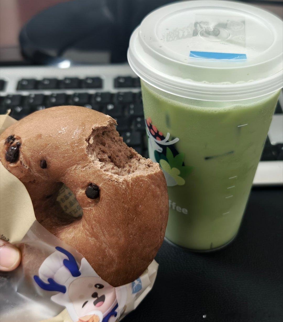 抹茶丝绒拿铁好喝！贝果没巧克力的地方像在啃面粉 
