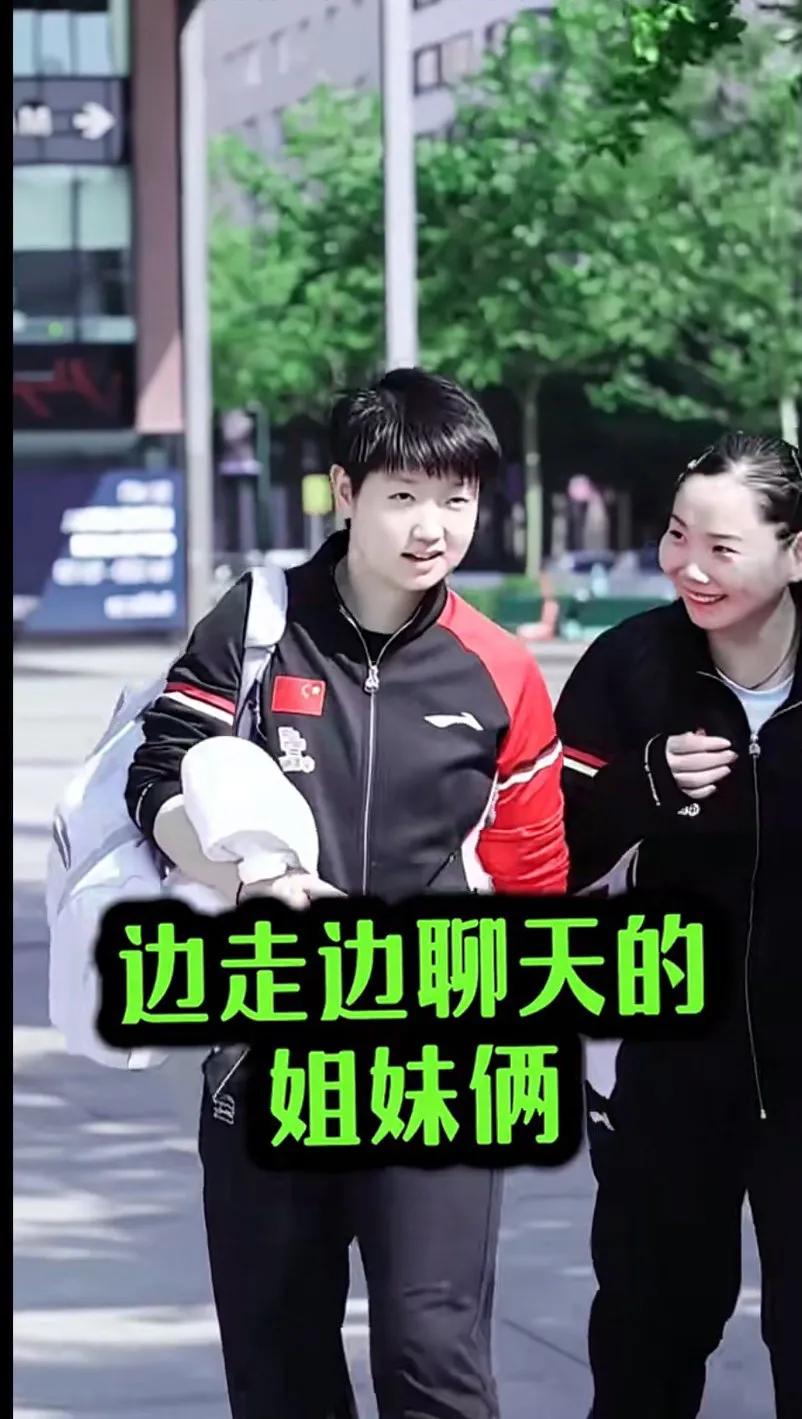 姐妹俩边走边聊，轻松愉快的一天，莎莎在瑞典感觉心情大好，人也更漂亮了，最好姐妹，
