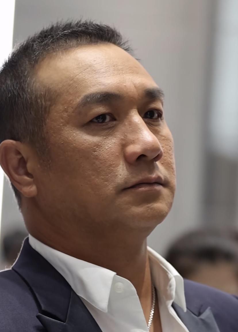 不知道为什么，每次看到黄觉，我的脑海中都会浮现胡军的样子。两个人应该属于同一类型