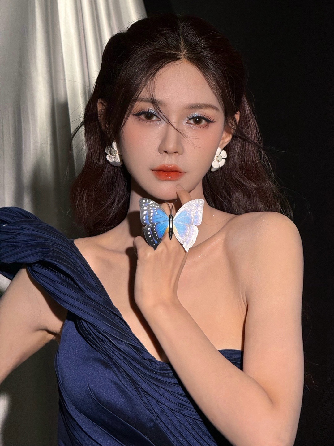 谁懂沈梦辰的美商进化史啊！精准放大自身优势，明艳挂妆容焊在脸上，穿搭更是把身材比