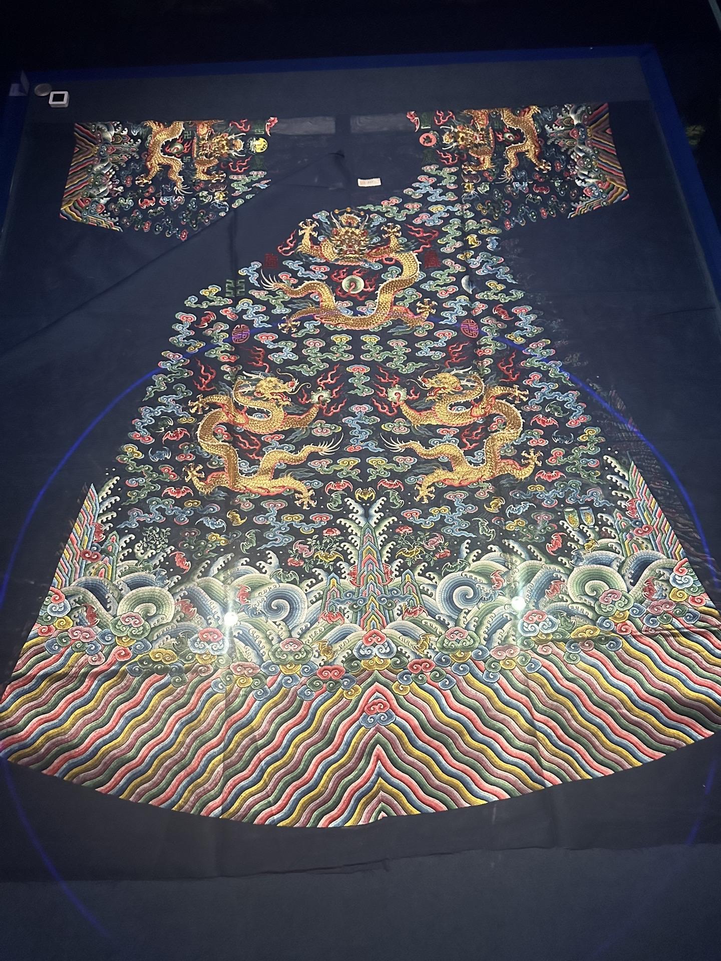 清·嘉庆·蓝地彩绣十二章金龙纹云蝠吉服袍