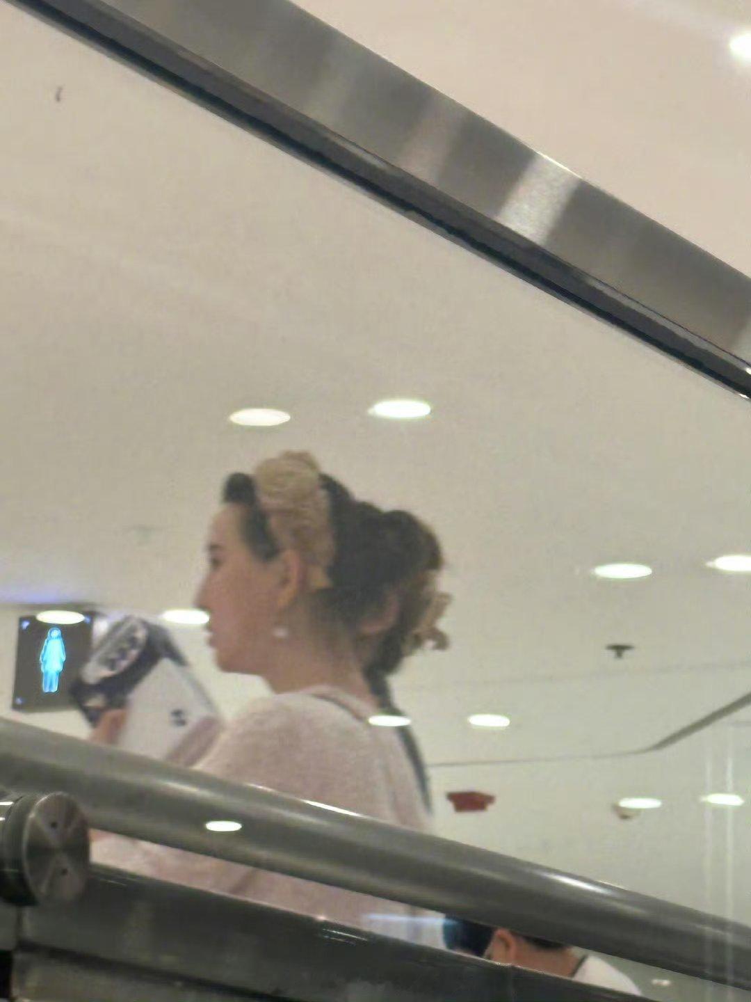 靠妈妈认出张予曦妈妈的侧脸也很赞啊美人胚子 