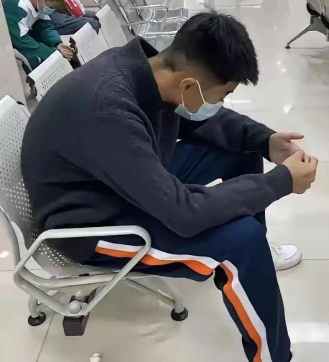 “老师，我爸病了能借我6000块吗？”14岁男孩被所有亲戚拒绝后，拨通了班主任的