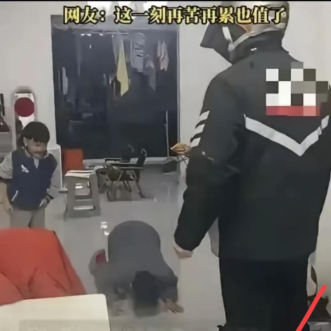 泪目！安徽，一男子除夕夜晚饭后，并没有在家陪妻儿，而是独自出门跑外卖，凌晨2点回