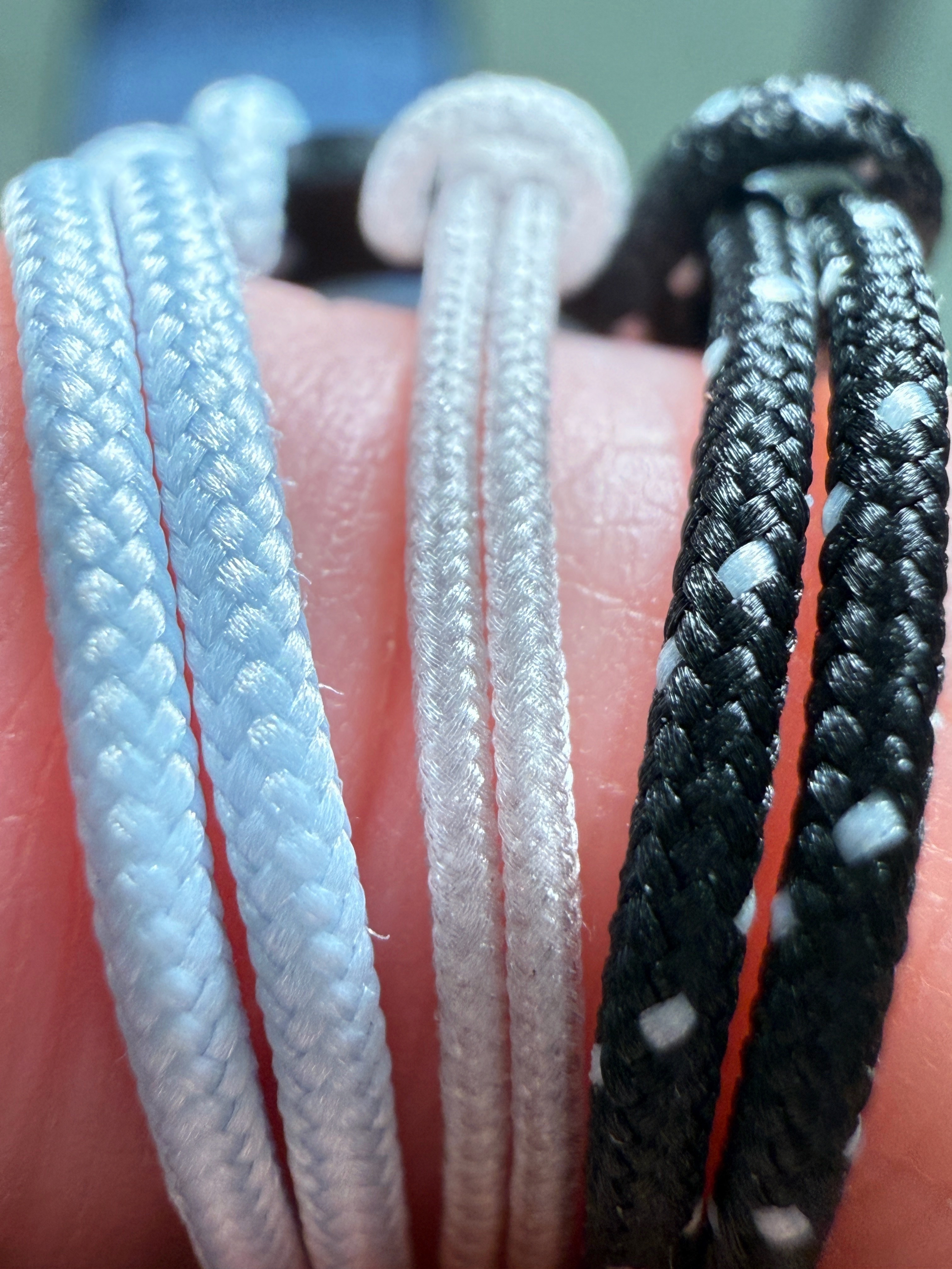 买了好多挂绳的小绳头，没一个比得上苹果挂绳自带的那个。苹果挂绳那个小绳头更细，但