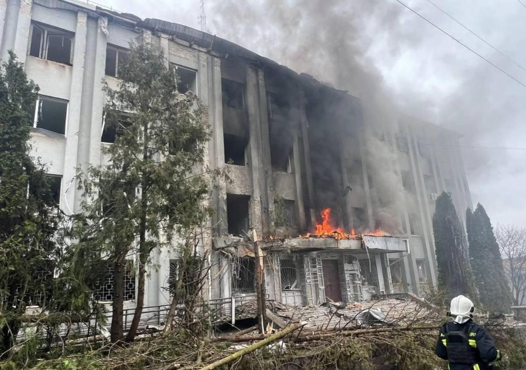 3月18日，俄军对乌克兰苏梅市的征兵中心大楼实施了打击。

这一行动并非俄乌冲突